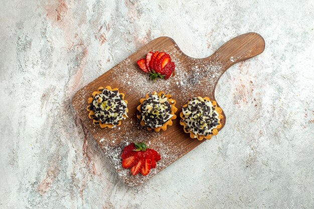 Draufsicht cremig leckere Kuchen mit roten Erdbeeren auf weißer Oberfläche Teekuchen Keks süße Geburtstagscreme