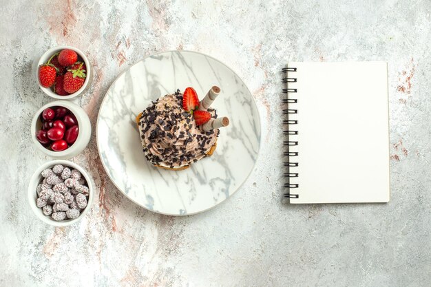 Draufsicht cremig leckerer Kuchen mit frischen Früchten auf hellweißer Oberfläche Geburtstag Teekuchen Keks süße Sahne