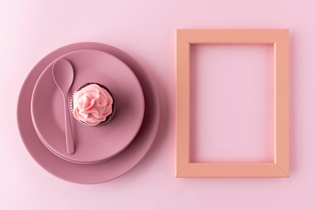 Kostenloses Foto draufsicht cupcake auf teller und rahmen