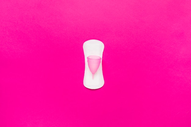 Draufsicht Damenbinde mit Menstruationstasse