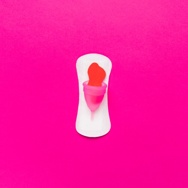 Draufsicht Damenbinde mit Menstruationstasse