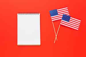 Kostenloses Foto draufsicht der amerikanischen flaggen mit notizbuch