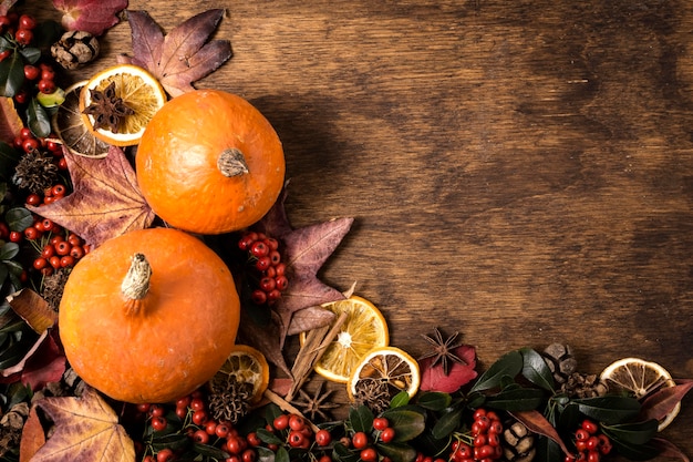 Kostenloses Foto draufsicht der anordnung der herbstelemente