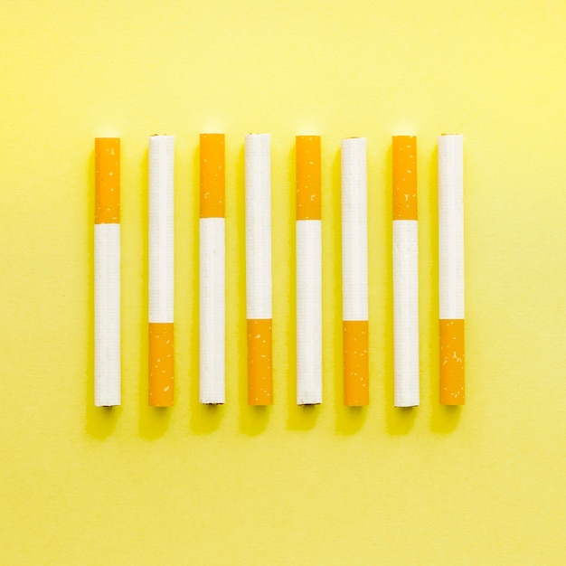 Draufsicht der Anordnung der schlechten Gewohnheit der Zigarette