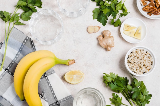 Kostenloses Foto draufsicht der banane und des ingwers mit zitrone