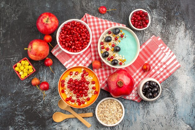 Draufsicht der Beerenschalen der Haferflockenbeeren-Äpfelsüßigkeiten auf der Tischdecke