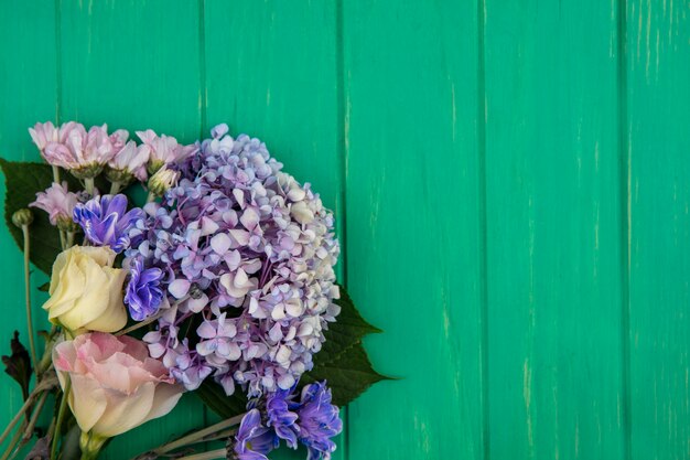 Draufsicht der Blumen auf grünem Hintergrund mit Kopienraum