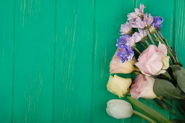 Draufsicht der Blumen auf grünem Hintergrund mit Kopienraum