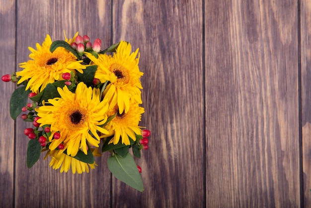 Draufsicht der Blumen auf Holz mit Kopienraum