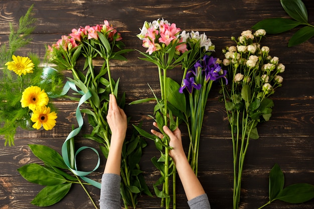 Draufsicht der Blumen, Florist im Prozess der Herstellung des Blumenstraußes