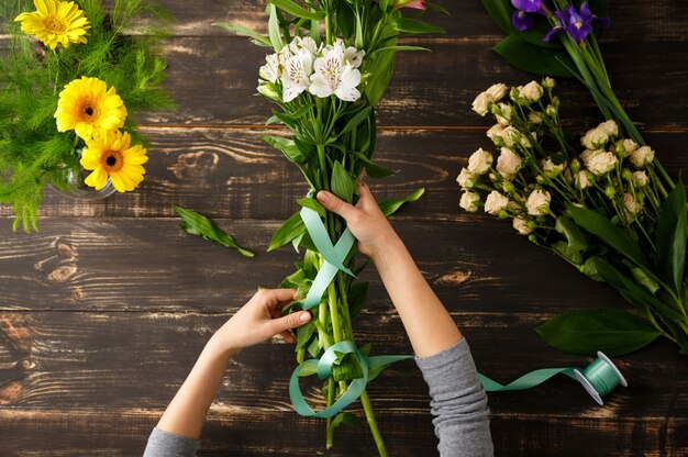 Draufsicht der Blumen, Florist im Prozess der Herstellung des Blumenstraußes