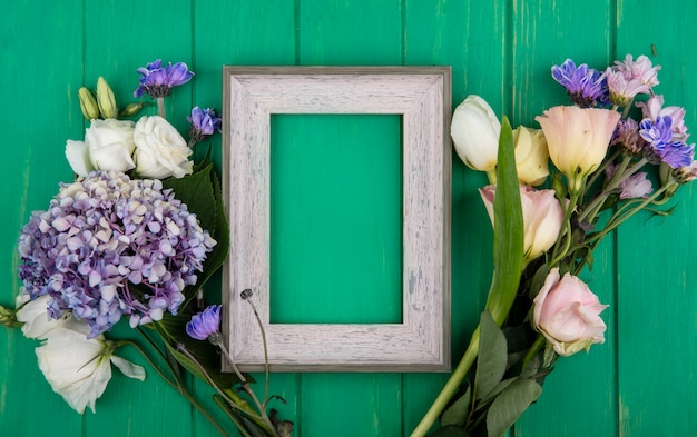 Draufsicht der Blumen mit Rahmen auf Mitte auf grünem Hintergrund mit Kopienraum