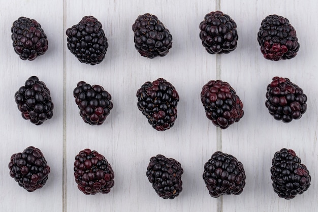 Kostenloses Foto draufsicht der brombeere auf einer weißen oberfläche