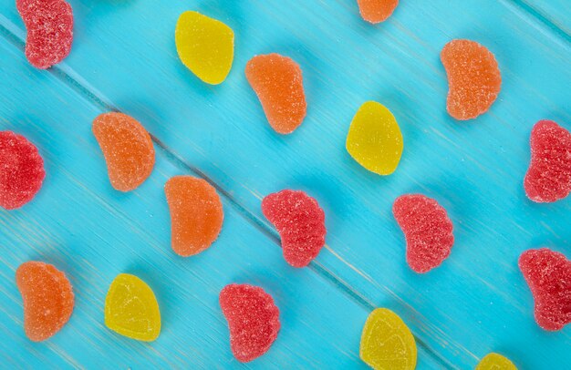 Draufsicht der bunten leckeren Marmeladenbonbons auf Blau