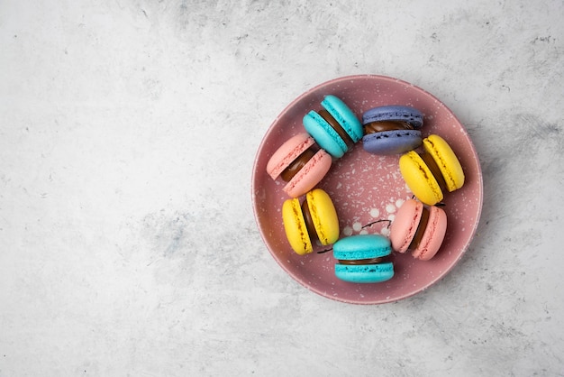 Draufsicht der bunten Pastellmakarons auf weißem Hintergrund.