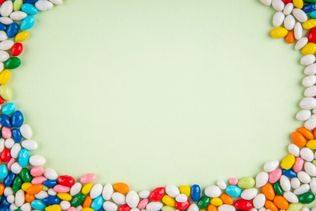 Draufsicht der bunten süßen Zuckersüßigkeiten auf weißem Hintergrund mit Kopienraum