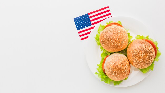 Draufsicht der Burger auf Platte mit Kopienraum und amerikanischer Flagge