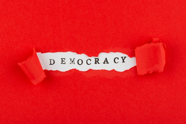 Kostenloses Foto draufsicht der demokratiezusammensetzung im papierstil