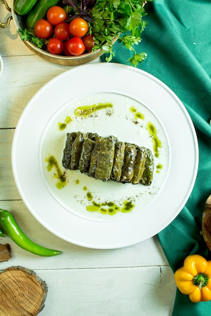 Draufsicht der Dolma der traditionellen kaukasischen Küche mit Weinblättern auf einem Teller