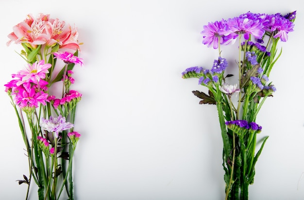 Draufsicht der dunkelvioletten und rosa Farbe Chrysanthemenstatice und der Alstroemeriablumen lokalisiert auf weißem Hintergrund mit Kopienraum