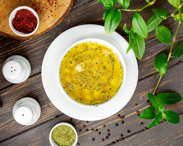 Draufsicht der Dushbara-Knödelsuppe mit getrockneten Minzblättern