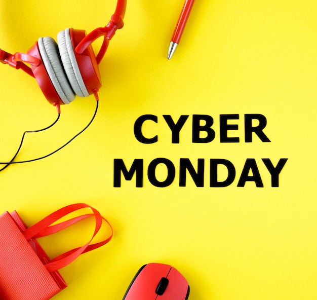 Draufsicht der Einkaufstasche mit Kopfhörern und Maus für Cyber-Montag