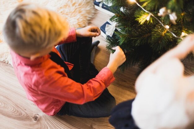 Draufsicht der Familie neben Weihnachtsbaum