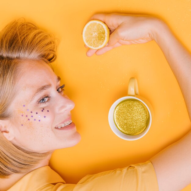 Draufsicht der Frau mit Cup und Limonade in der gelben Szene