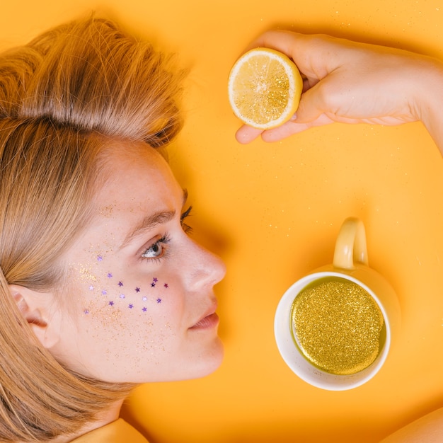 Kostenloses Foto draufsicht der frau mit cup und limonade in der gelben szene