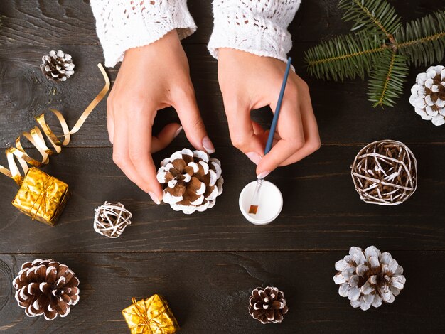 Draufsicht der Frau Weihnachtsdekorationen machend