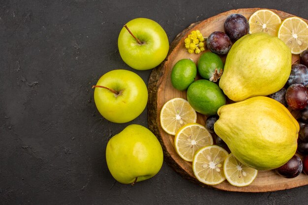 Draufsicht der frischen Fruchtzusammensetzung ausgereifte und reife Früchte auf der dunklen Oberfläche Fruchtreifes ausgereiftes frisches Vitamin