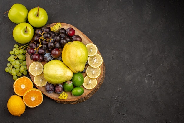 Draufsicht der frischen fruchtzusammensetzung weich und reif auf dunkler oberfläche reife reife reife gesundheit frisch