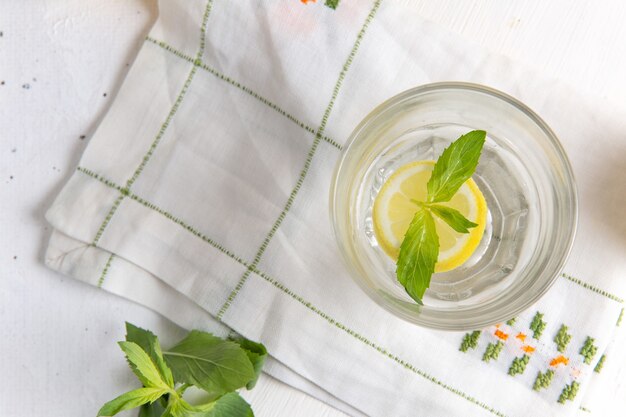 Draufsicht der frischen kühlen Limonade auf weißer Oberfläche