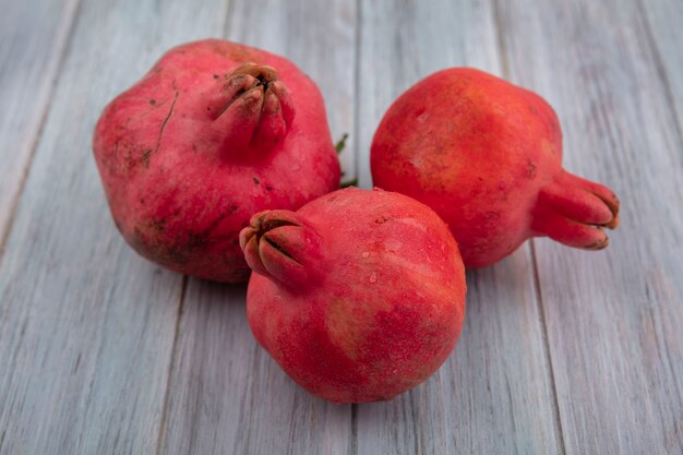 Draufsicht der frischen saftigen roten Granatäpfel lokalisiert auf einem grauen Hintergrund