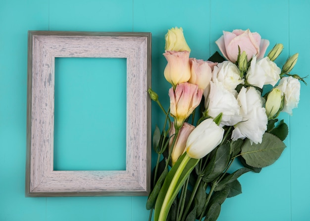 Draufsicht der frischen wunderbaren Blumen auf einem blauen Hintergrund mit Kopienraum