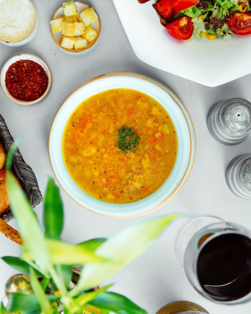 Kostenloses Foto draufsicht der gemüsesuppe mit brokkoli-gurken-kartoffel und tomate