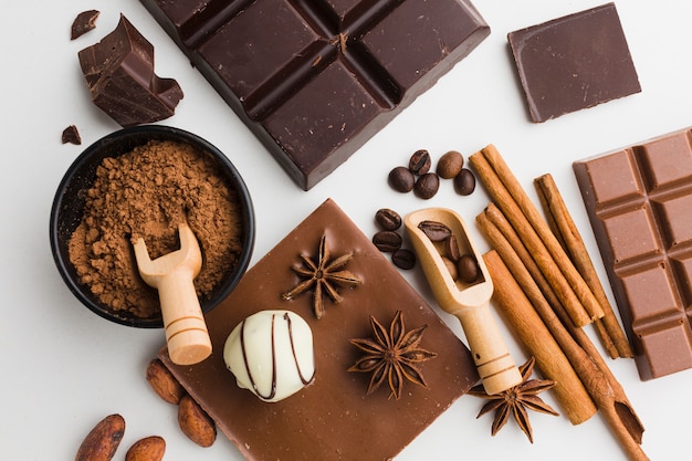 Draufsicht der geschmackvollen Schokolade und der Trüffeln