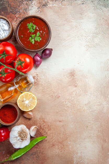 Draufsicht der Gewürzsauce Gewürze Tomaten Zitronen Zwiebeln Knoblauch Flasche Öl