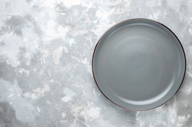 Draufsicht der grauen Platte leer auf grauem Schreibtisch, Küchenteller Essen