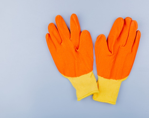 Draufsicht der Handschuhe auf grauem Hintergrund mit Kopienraum