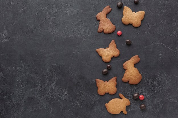 Draufsicht der hasenförmigen Kekse für Ostern mit Süßigkeiten und Kopienraum