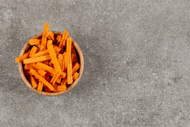 Draufsicht der heißen Chips in der Holzschale.