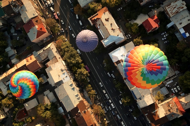 Draufsicht der Heißluftballons über den alten Gebäuden einer Stadt