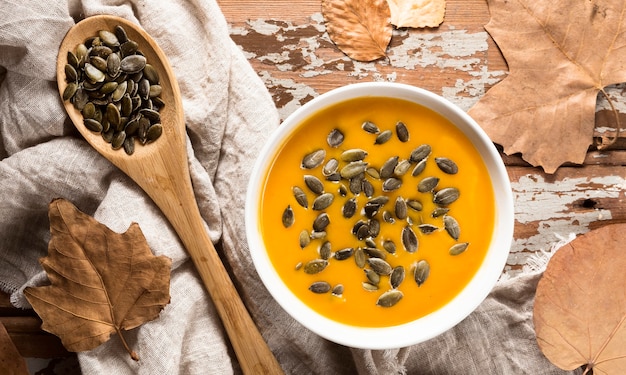 Draufsicht der Herbstkürbissuppe mit Samen und Blatt