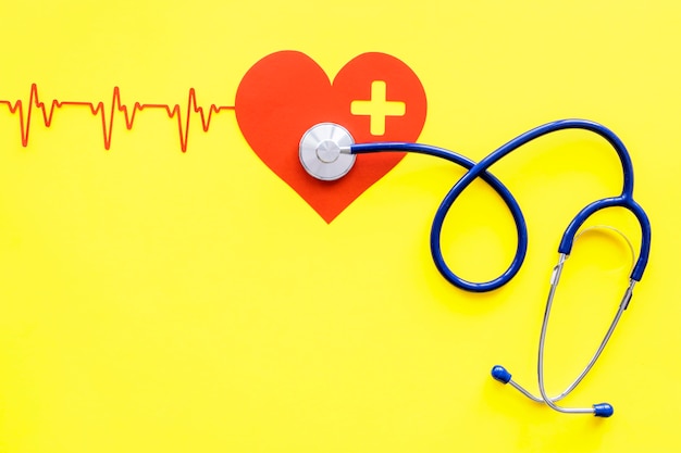 Draufsicht der Herzform mit Stethoskop und Herzschlag