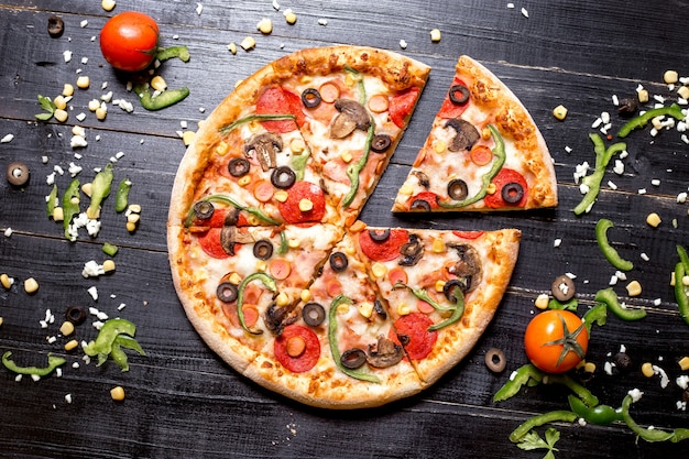 Draufsicht der in sechs Scheiben geschnittenen Peperoni-Pizza