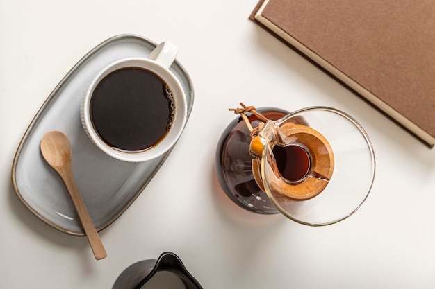 Draufsicht der Kaffeetasse mit chemex und Buch