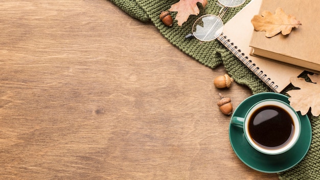 Draufsicht der Kaffeetasse mit Herbstlaub und Kopienraum