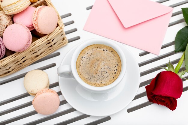 Draufsicht der Kaffeetasse mit stieg für Valentinstag