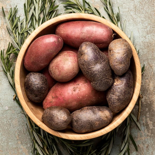 Kostenloses Foto draufsicht der kartoffeln in der schüssel mit rosmarin